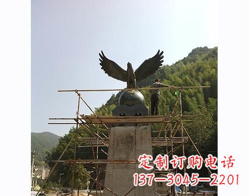 河北不锈钢老鹰踩地球雕塑缅怀大自然之美