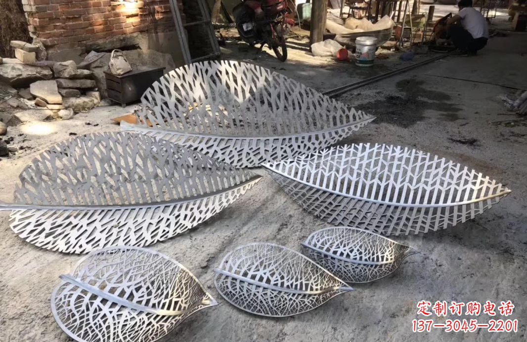 河北不锈钢树叶雕塑美丽的自然之美