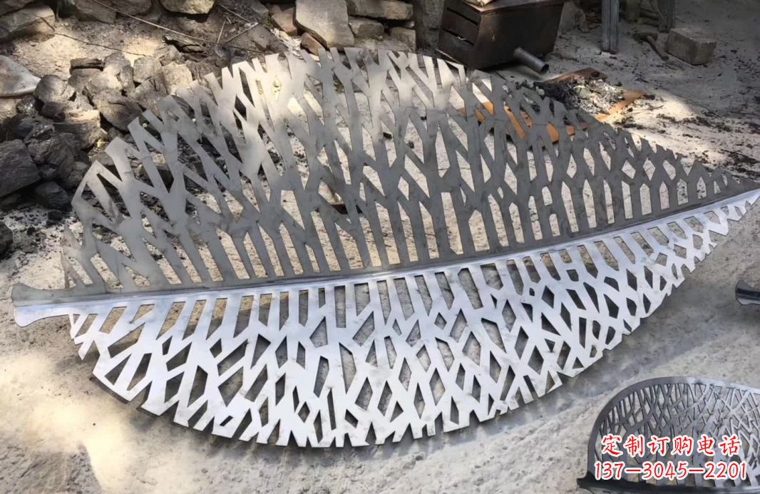 河北不锈钢镂空树叶雕塑艺术的精美结合