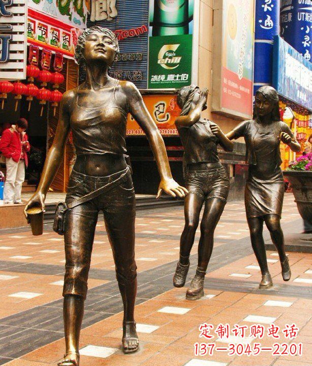 河北步行街逛街的女孩以铜雕的形式永久保存