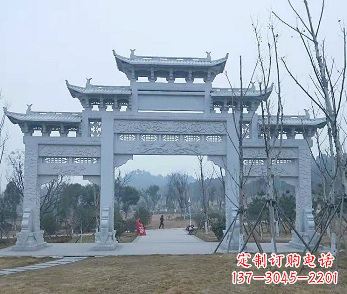 河北村口三门石雕牌楼古朴华丽