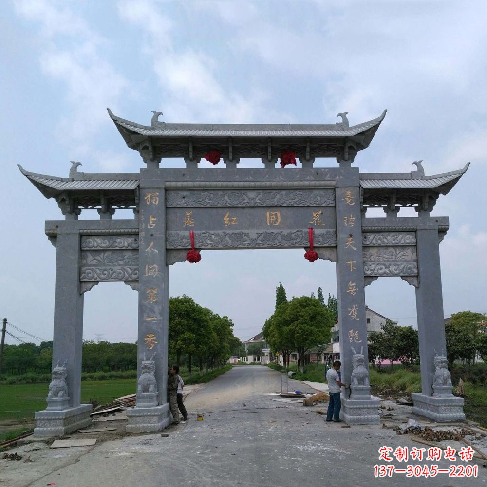 河北青石三门牌坊雕塑传承中国古典文化