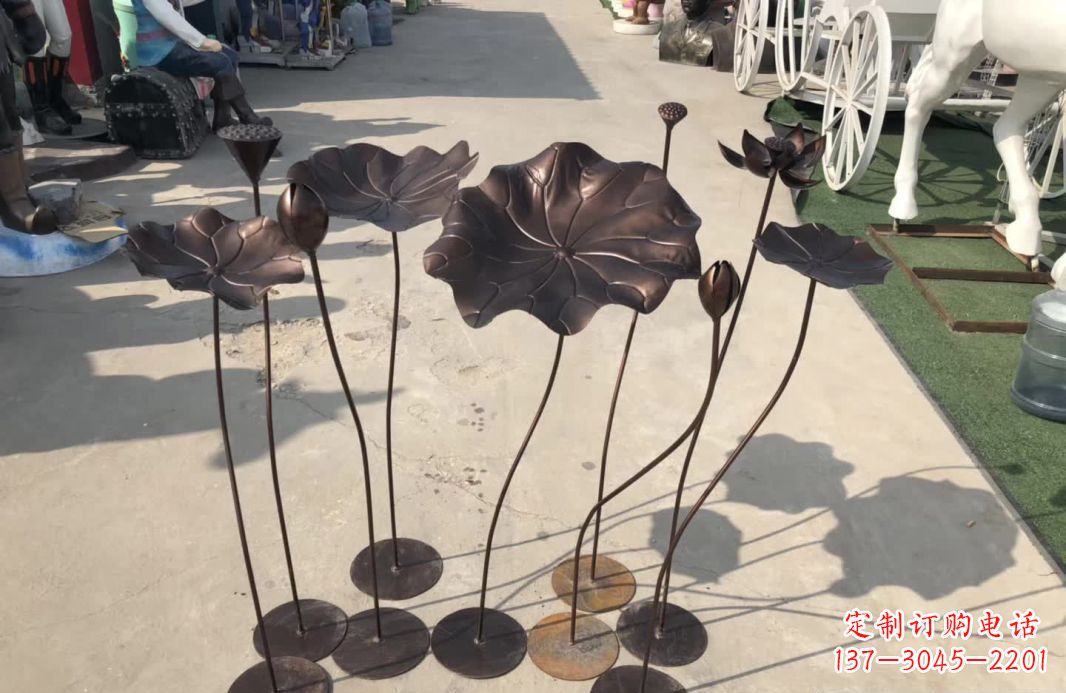 河北锻铜园林异彩纷呈的荷花雕塑