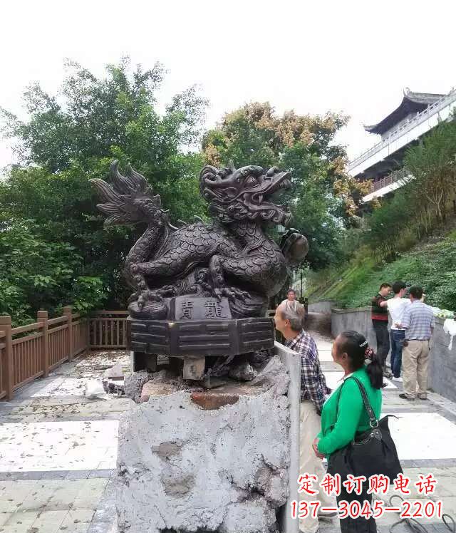 河北青龙神兽雕塑，神态凝重，气势磅礴