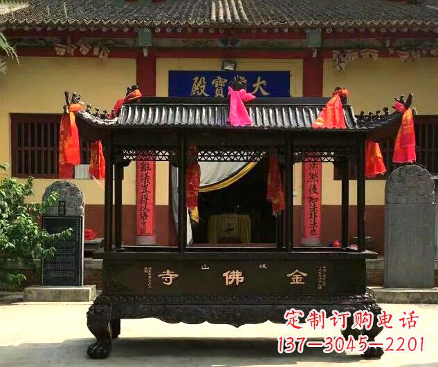 河北双兽头三足雕花铜香炉