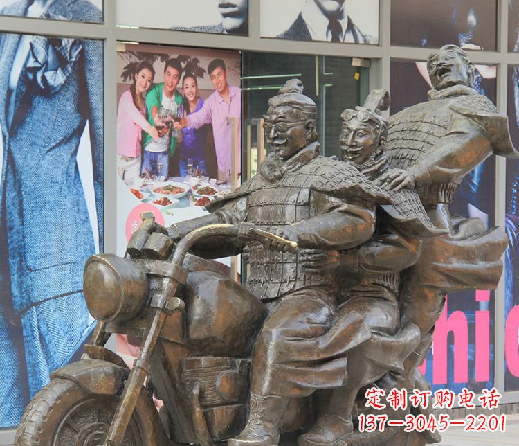 河北铜雕步行街骑摩托人物雕塑