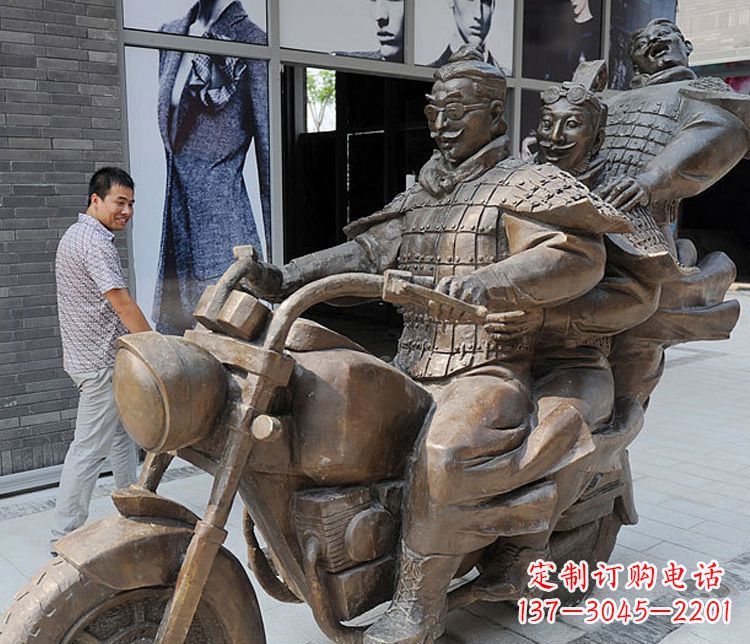 河北铜雕街头骑摩托人物雕塑