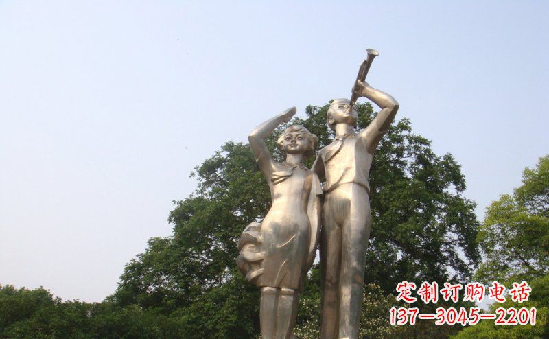 河北校园吹军号敬礼的小学生人物景观铜雕