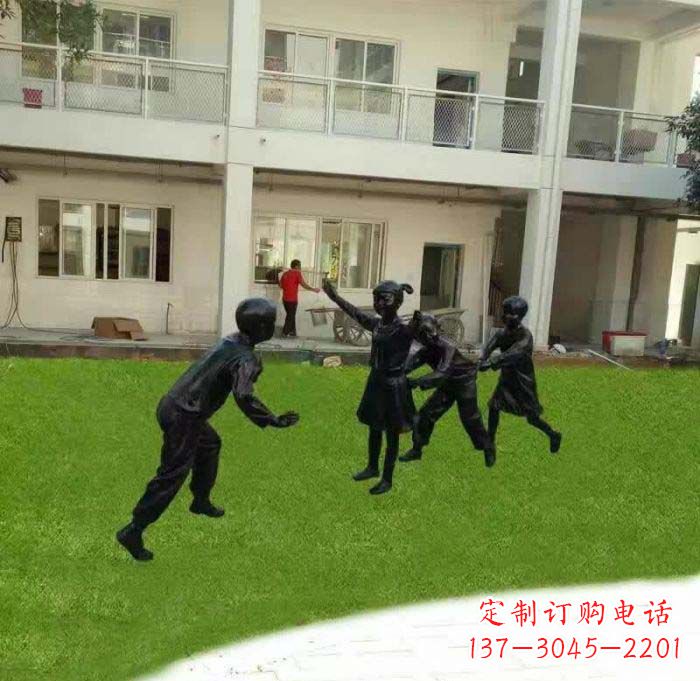 河北校园儿童玩老鹰捉小鸡铜雕