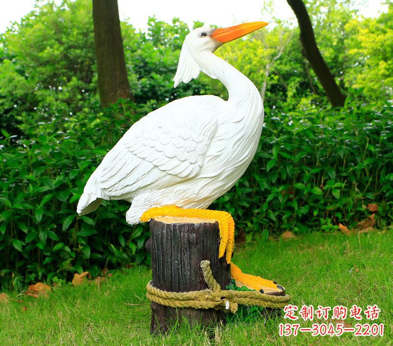 河北一男一女抱一只鸽子雕像