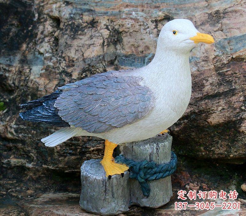 河北一手托鸽子 一手拿书本的雕塑像
