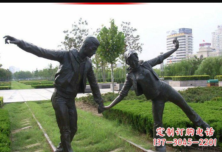 河北走铁轨的情侣铜雕